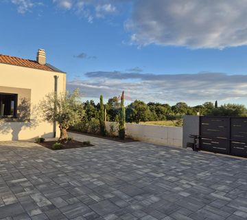 Rovinj, okolica - nova kuća 291 m2 s preljevnim bazenom na okućnici od 1180m2  - cover
