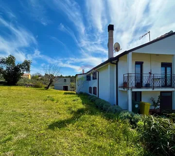 ISTRA, BUJE - Samostojeća kuća i veliko građevinsko zemljište - cover