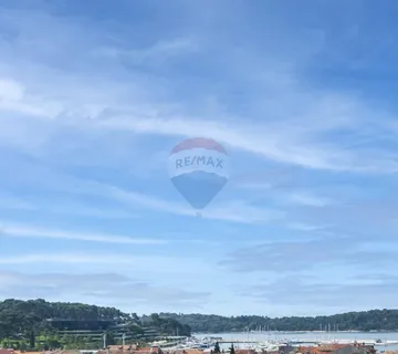 Istra,Rovinj, kuća u mirnoj ulici, centar, pogled more - cover