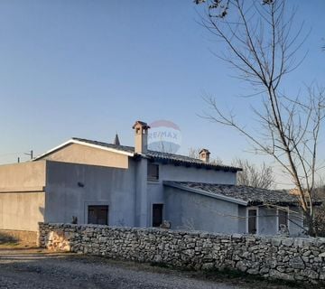 Istra, Svetvinčenat, parcela s kućom na prekrasnoj lokaciji - cover
