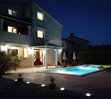 Poreč, okolica, kuća sa tri odvojena stana i bazenom - cover