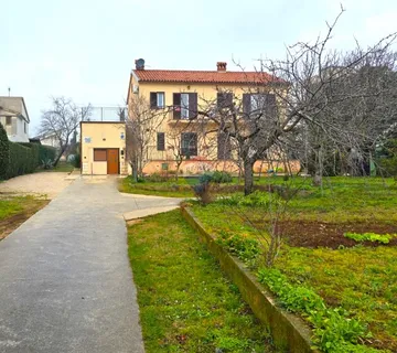 Rovinj, obiteljska kuća s dva stana na 1792 m građevinskog zemljišta - cover