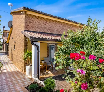 Istra, Pomer - kuća sa 5 apartmana - cover