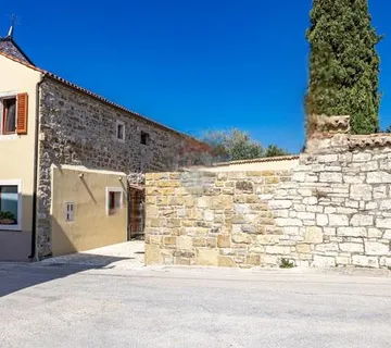 Istra,Buje-Elegantna kamena kuća s vrtom u centru grada - cover