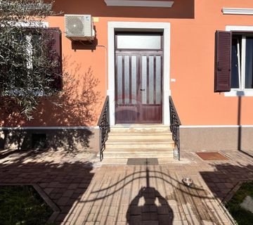 Istra, Umag Punta, prostrani stan prvi red do mora - cover