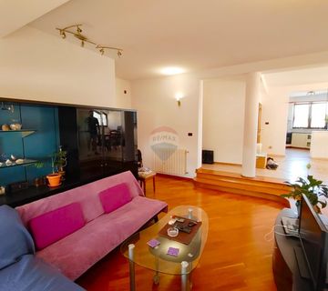Rovinj, pola kuće - 200 m2 + 4 parkirna mjesta - cover