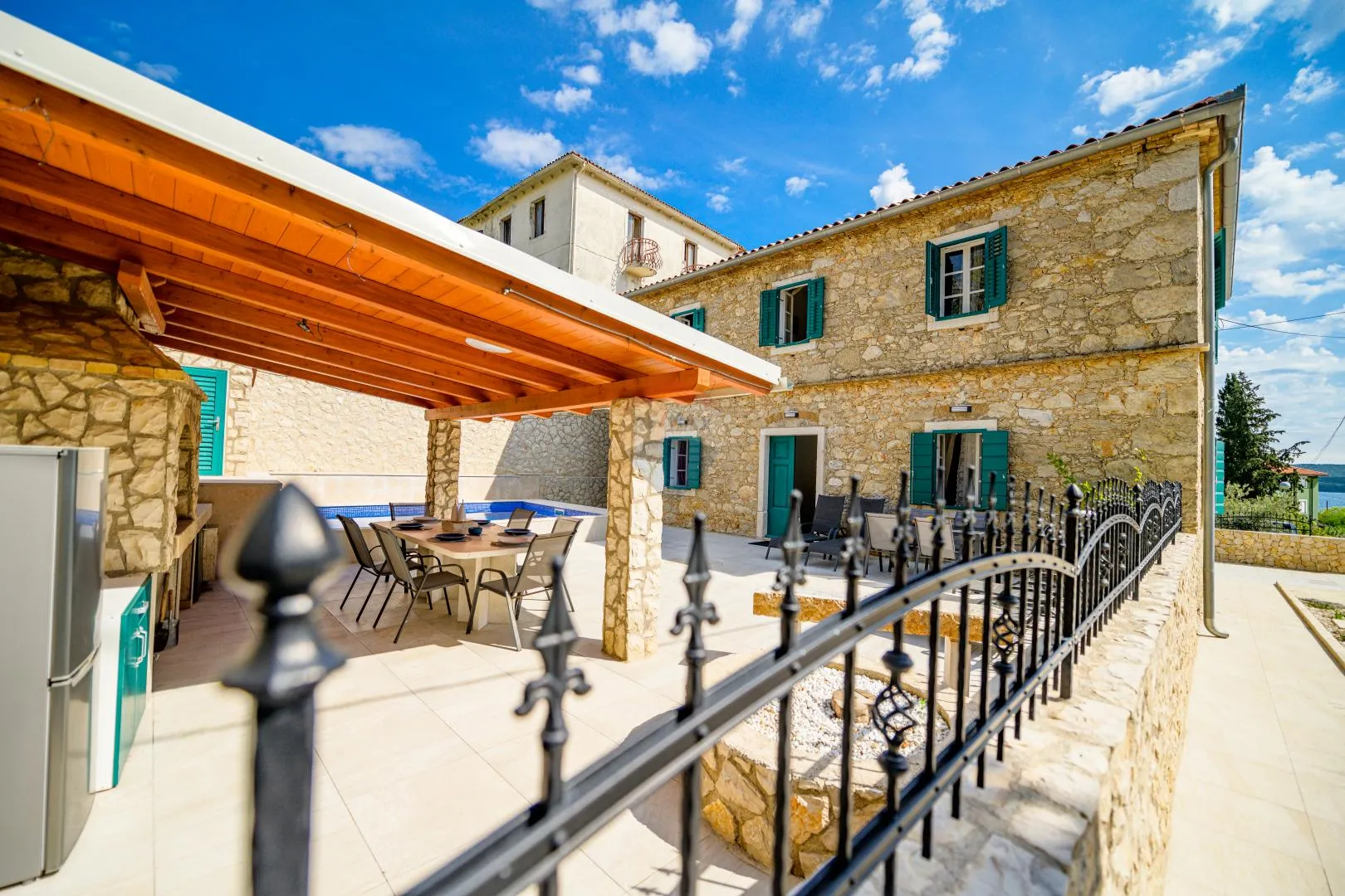 Otok Lošinj, Nerezine, Renovirana kamena kuća s bazenom i četiri smještajne jedinice - cover