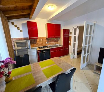 Rovinj,prizemlje;parking,mirna ulica 73,5m2+terasa 10m2 - cover