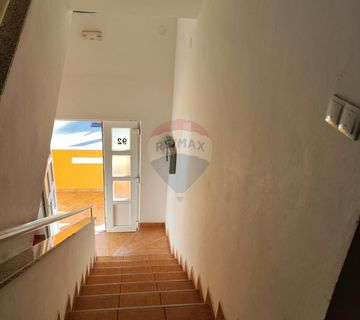 Otok Krk, Malinska - dva stana u zgradi ukupne površine 90,9m2 - cover