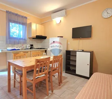 Medulin, Premantura | Stan s dvije spavaće sobe, terasa i parkirno mjesto - cover