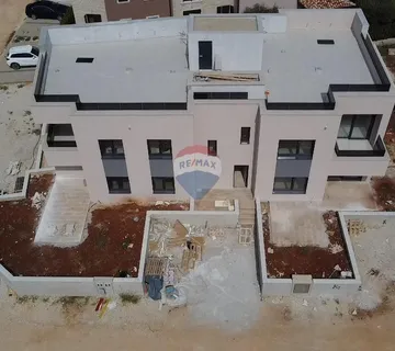 Istra, Poreč, trosoban stan sa vrtom u novogradnji - cover