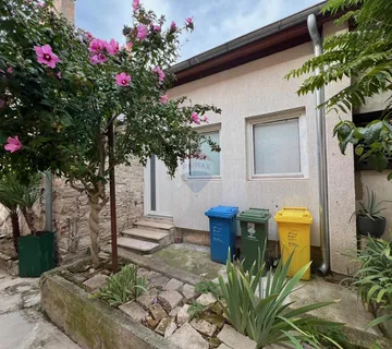 Istra,Pula - kuća sa poslovnim prostorom i dva stana - cover