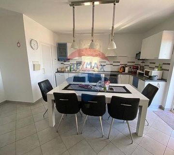 Novi Vinodolski, stan s bazenom i pogledom na more, 120m2 - cover