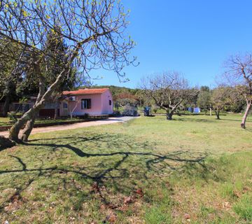 Rovinj,imanje blizu glavne ceste,12 000m2,idealno za restoran - cover