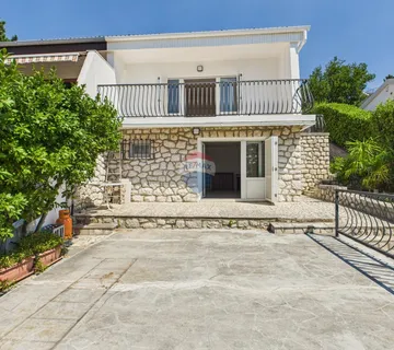 Novi Vinodolski - kuća sa garažom i dvorištem 2. red od mora - cover