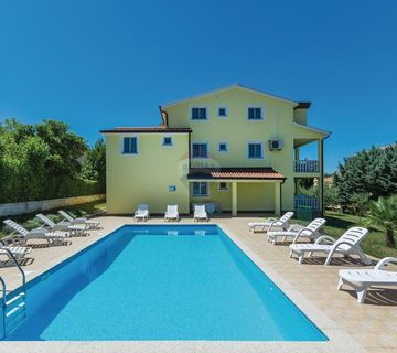 Poreč, okolica, obiteljska kuća sa pet apartmana - cover