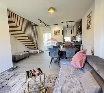 Istra, Novigrad - Dvoetažni stan s pogledom i vrtom - cover