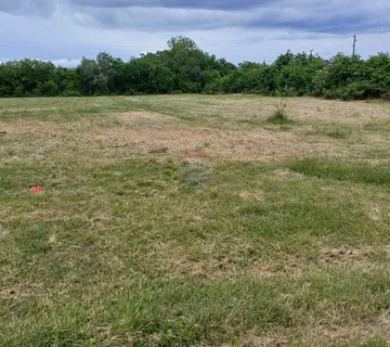 Istra, Krnica - građevinsko zemljište sa pravomoćnom građevinskom dozvolom 2 km od mora - cover