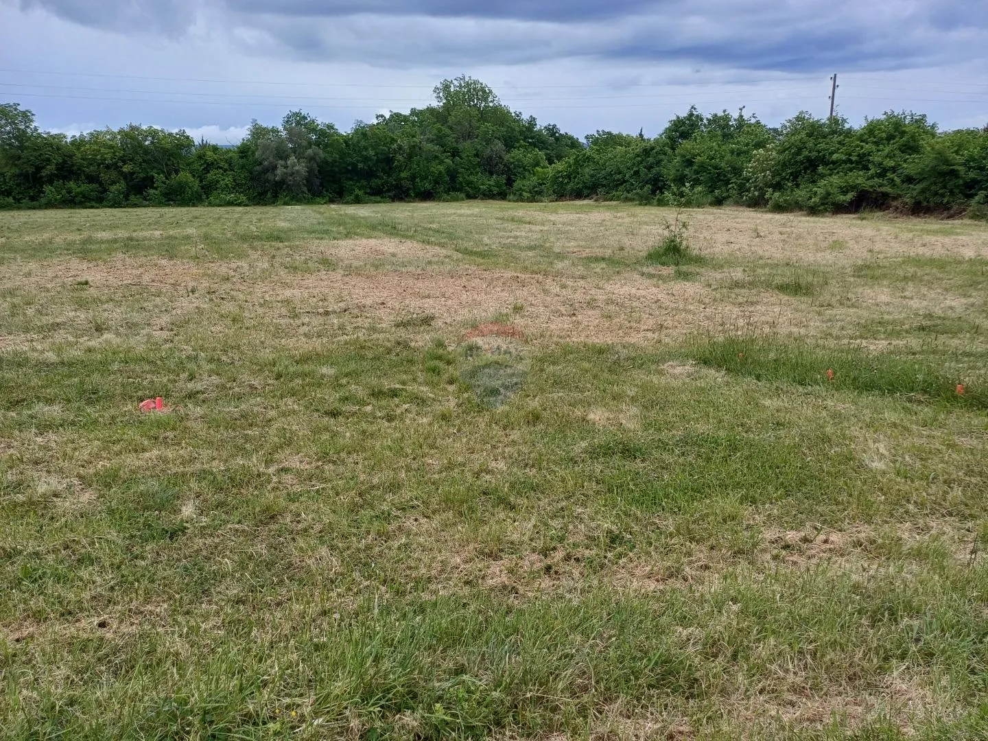 Istra, Krnica - građevinsko zemljište sa pravomoćnom građevinskom dozvolom 2 km od mora - cover