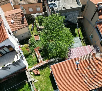 Rovinj - kamena kuća s vrtom u centru - cover