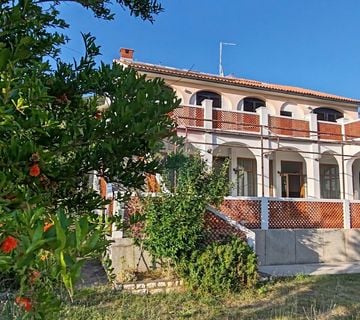 Rab, Supetarska Draga - kuća s restoranom, prvi red do mora - cover