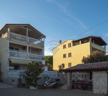 Banjole, apartmanska kuća 350 metara od plaže - cover