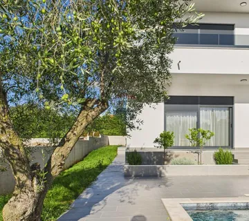 Istra, Rovinjsko Selo, moderna obiteljska kuća s bazenom - cover