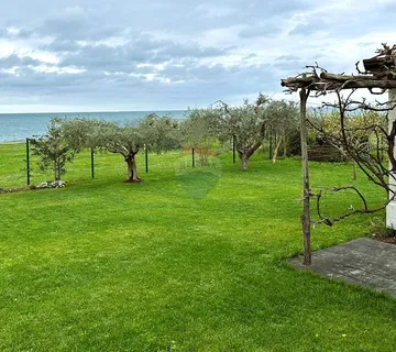 Istra, Umag, građevinsko zemljište samo 50 m od plaže - cover