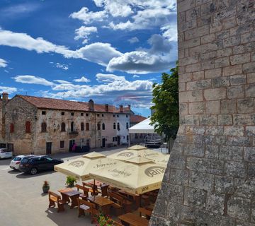 Svetvinčenat,  kuća sa dvorištem pored Kaštela - cover