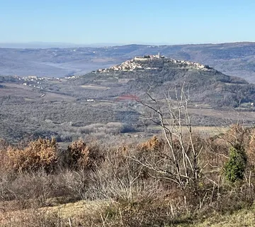 Motovun - okolica, građevinsko-poljoprivredno zemljište predivnog otvorenog pogleda - cover
