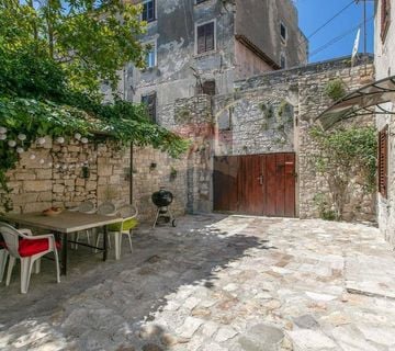 Istra, Pula: Kuća s velikim terenom u centru - cover