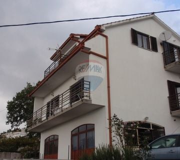 Kuća sa 2 stana i PP i 1.000 m2 okućnice, na dobroj lokaciji - cover