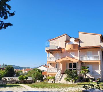 Istra, Medulin, hotel sa 20 soba i dvosobnim stanom i pogledom na more - cover