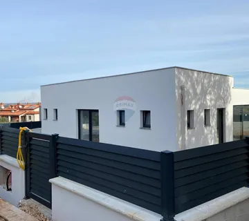 Istra, Rovinjsko selo kuća sa dvorištem - cover