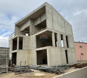 Grad Krk - prizemlje, dvoetažni stan 2S+DB sa okućnicom, NOVOGRADNJA - cover