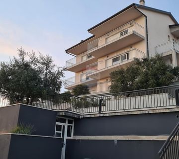 Viškovo, Saršoni - 1. kat, 2S+DB stan 82 m2 s bazenom na korištenje - cover
