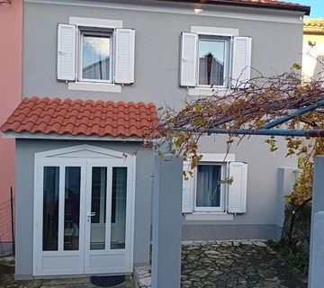 Otok Krk,Omišalj, autohtona kuća 90 m2, kompletno renovirana - cover