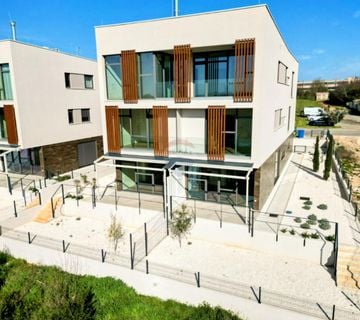 Rovinj - Šarmantan dvoetažni 2-sobni stan s vrtom  - cover