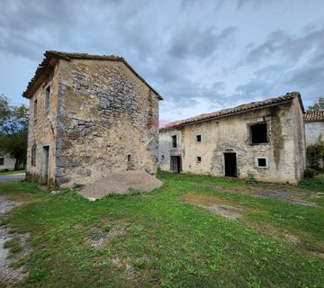Istra, Buzet, Ročko polje - dvije samostojeće kamene kuće - cover