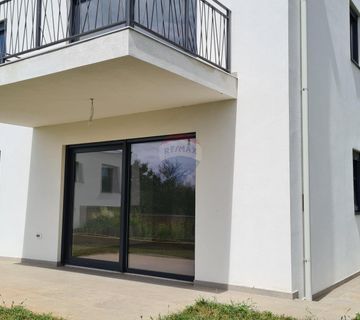 Poreč: Stan u prizemlju novogradnje s dvorištem 160 m2 - cover