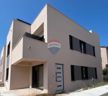 Istra, Poreč trosoban stan sa vrtom - cover