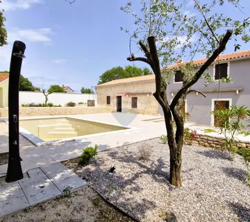 Istra, okolica Barbana-  dvojna kuća s bazenom i okućnicom  1600m2 - cover