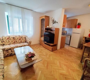 Novi Vinodolski, kuća s 4 sobe i unutarnjim dvorištem - cover