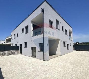 Novigrad, moderna kuća sa krovnom terasom 500 metara od mora - cover