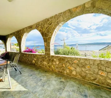 Crikvenica- kuća sa 4 stana, drugi red od mora - cover