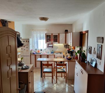 Otok Krk, Malinska - dva stana u zgradi ukupne površine 90,9m2 - cover