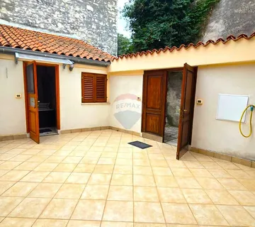 Istra, Rovinj, centar, mirna ulica, dva stana+vlastito dvorište - cover