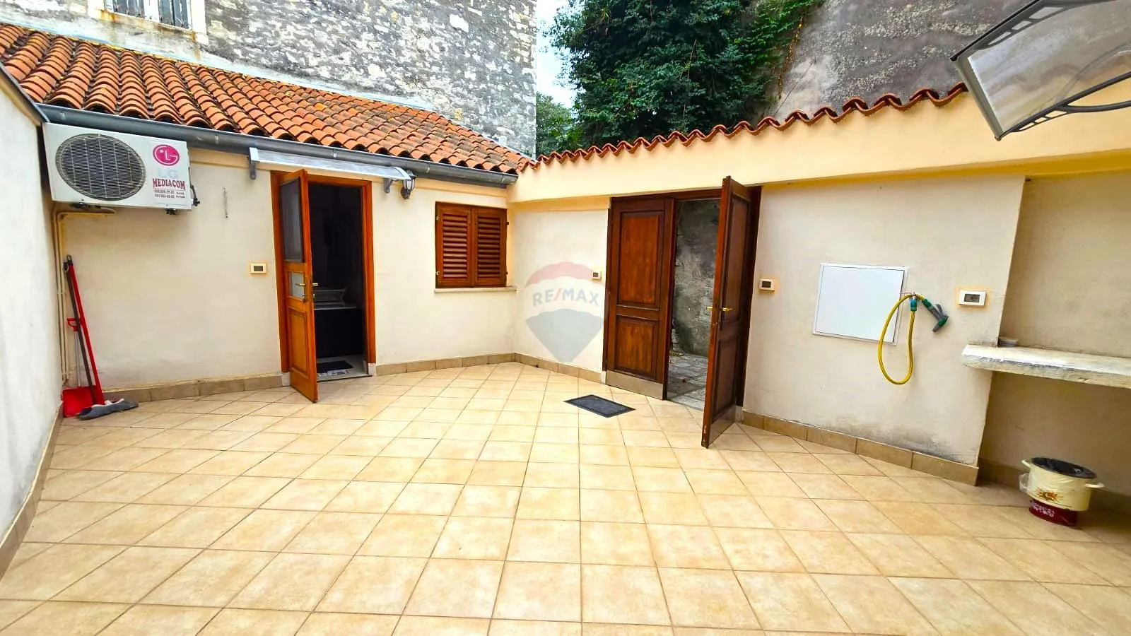 Istra, Rovinj, centar, mirna ulica, dva stana+vlastito dvorište - cover