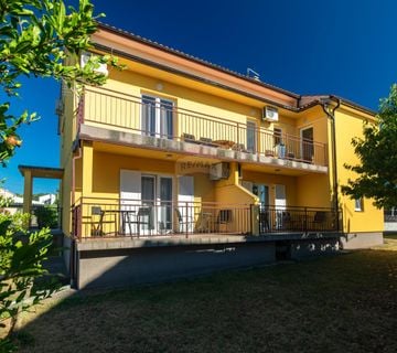 OTOK KRK,NJIVICE kuća sa pet apartmana i bazenom  - cover