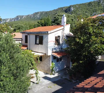 Novi Vinodolski, Bribir - kuća sa 2 stana i zemljištem - cover